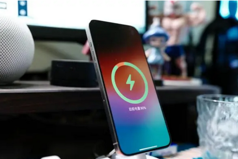 乌达苹果15换屏服务分享用什么充电器给iPhone15充电更好 
